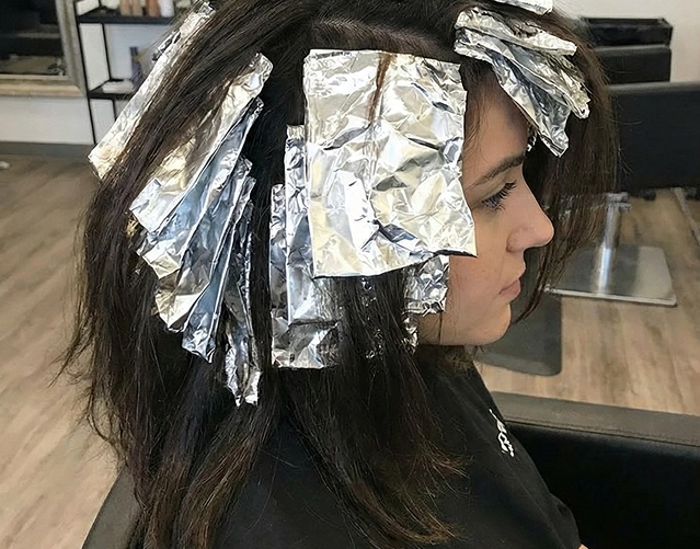 Hair treatment with foil highlights
